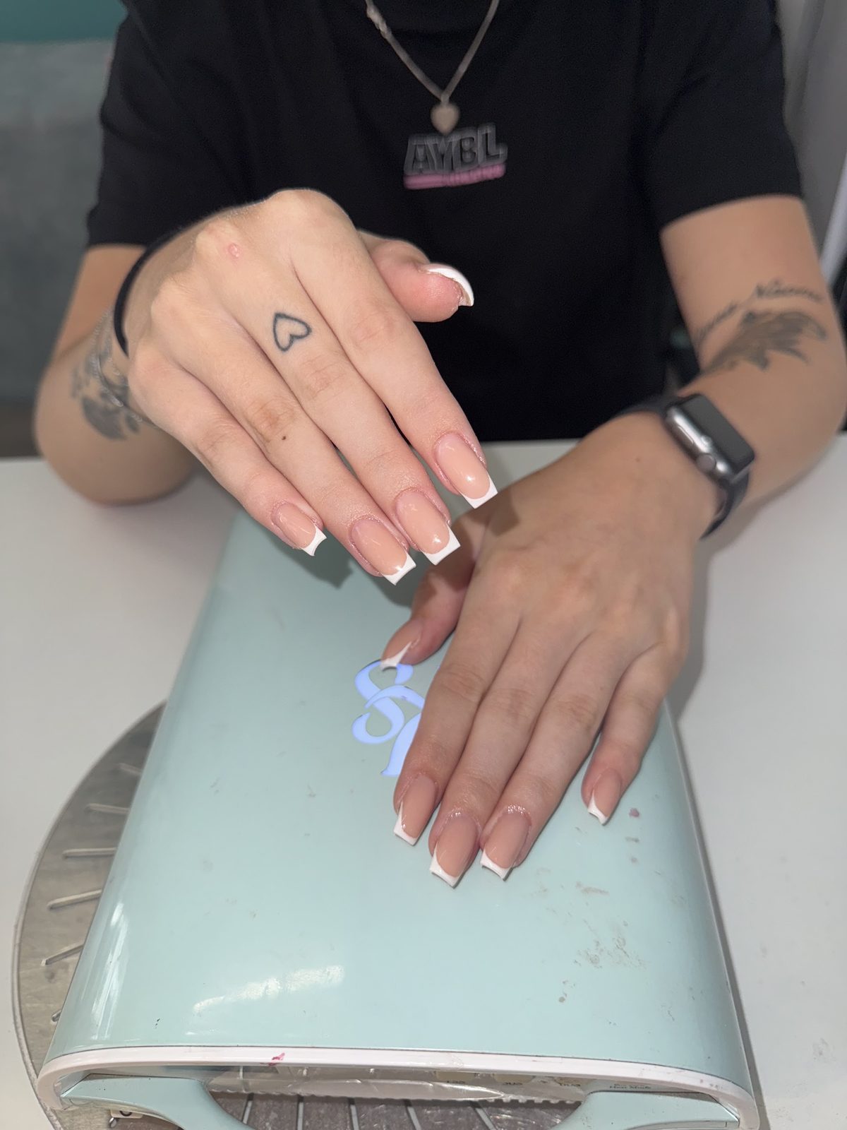 Naturelle set met witte tips op de mintgroene handsteun in de studio