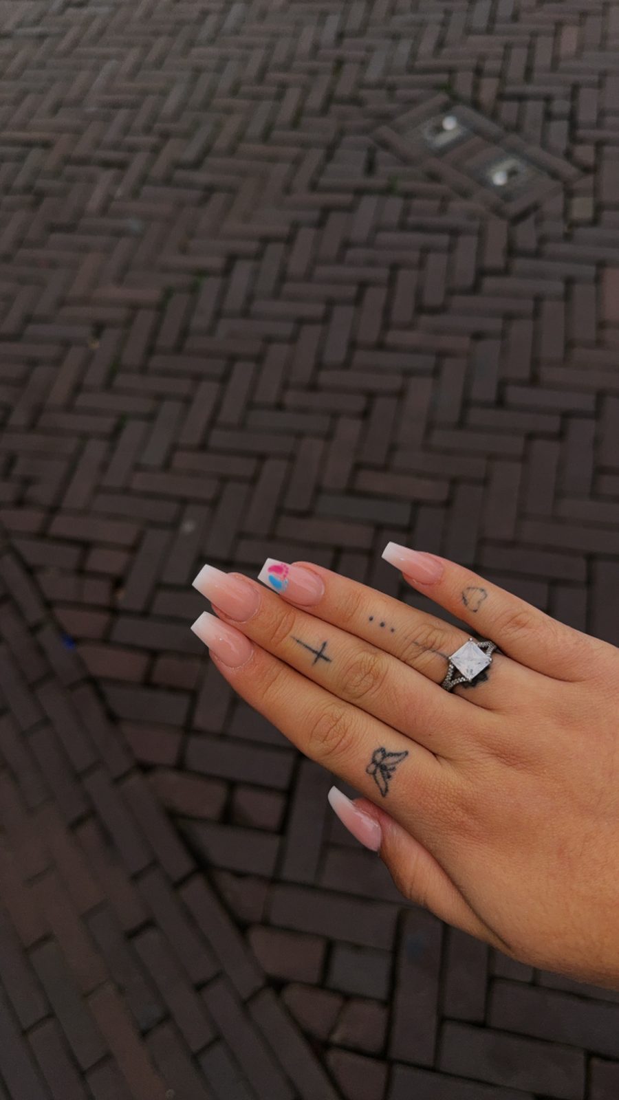 Hand met een frisse set, buiten op de klinkers gefotografeerd