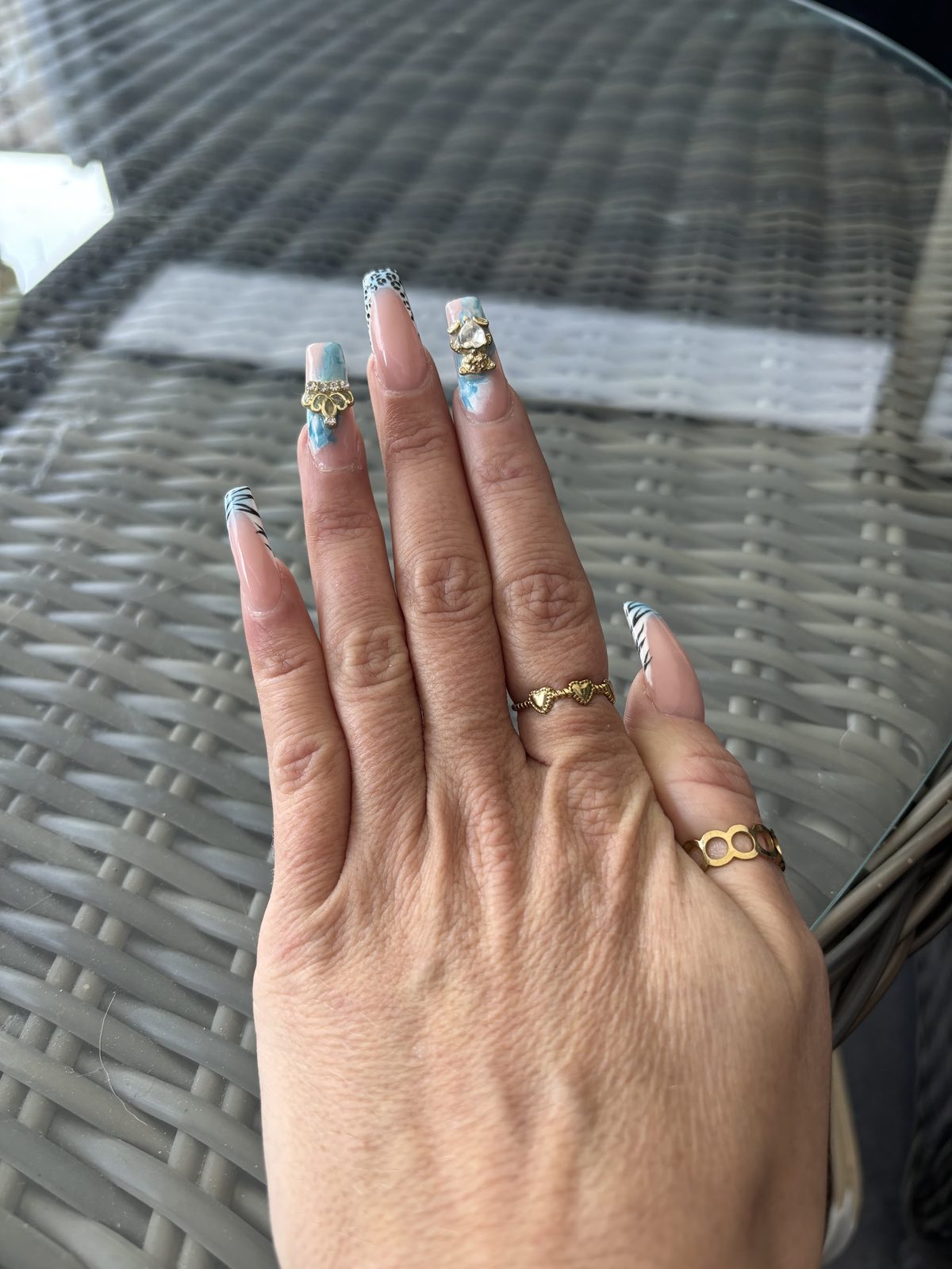 Naturelle set met blauwe marmerdetails en gouden bedeltjes